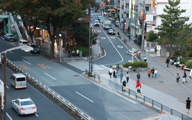 ②右斜めに入る道があります