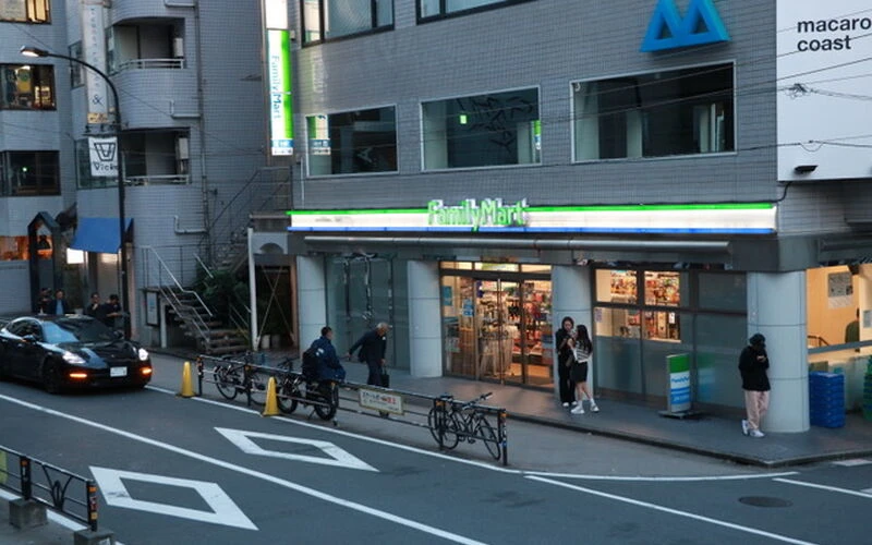 ③右斜めに直進しファミリーマートがあります